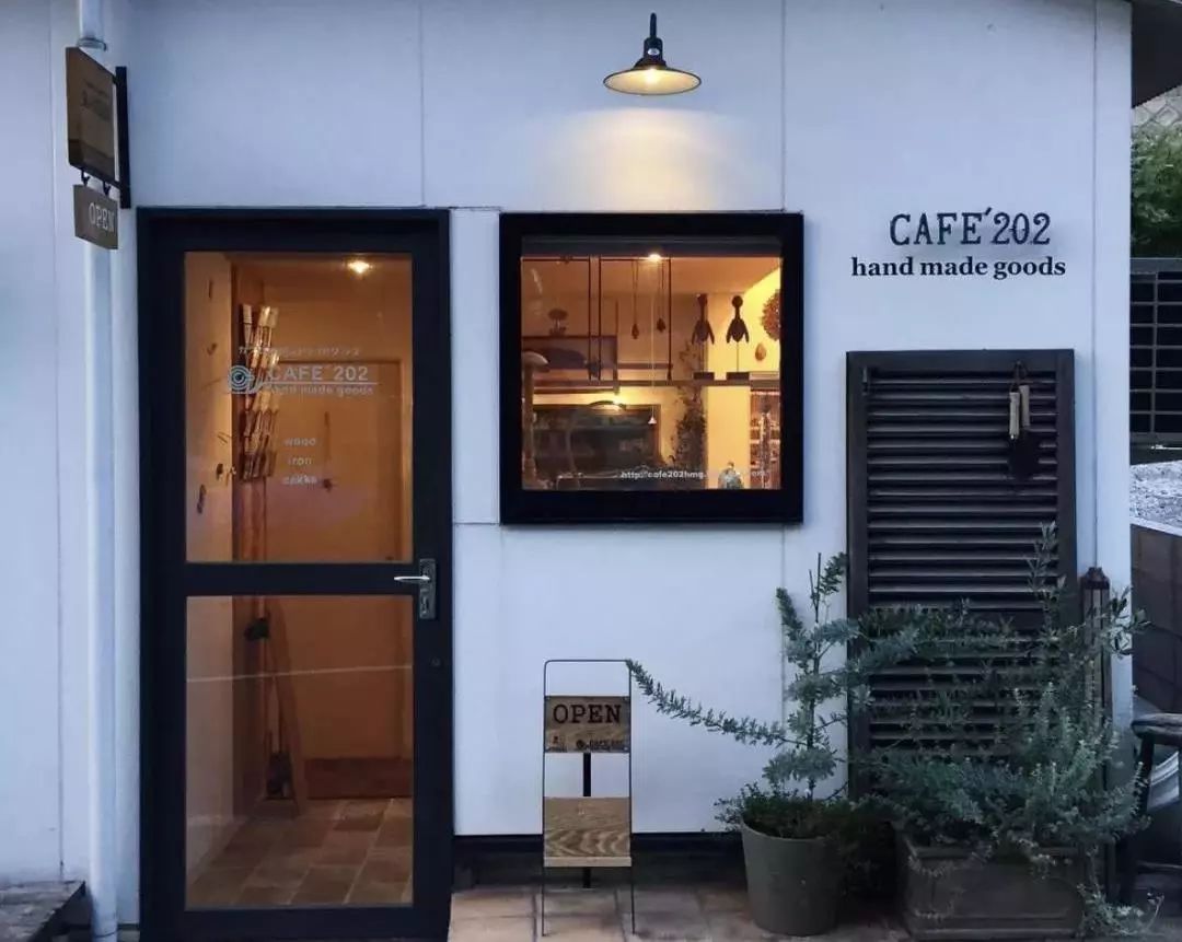 小夫妻改造50㎡手工咖啡屋，每月仅3次营业，竟成网红圣地！