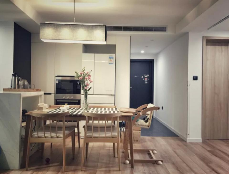 餐厅要有适当的收纳，把餐边柜这个地方给做好吧